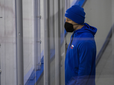 Marek Ďaloga sa pozerá na tréning slovenskej hokejovej reprezentácie na zimných olympijských hrách ZOH 2022 v Pekingu