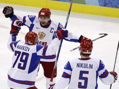 Alexey Morozov oslavuje s Andreyom Markovom