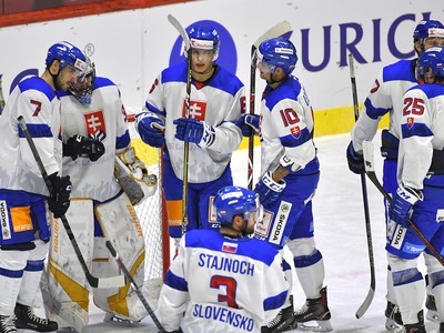 Na snímke radosť slovenských hokejistov po víťazstve