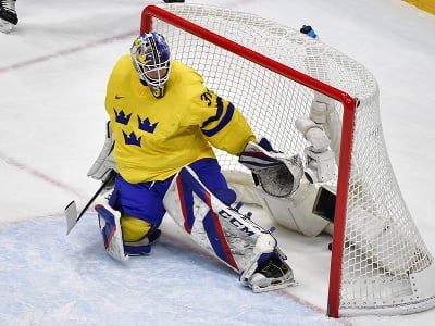 Na snímke brankár Švédska Lars Johansson inkasuje druhý gól v zápase olympijského turnaja v hokeji mužov o bronz Slovensko - Švédsko na ZOH 2022 v Pekingu