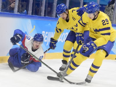 Na snímke zľava Miloš Kelemen (Slovensko), Henrik Tömmernes a Pontus Holmberg (obaja Švédsko) počas olympijského turnaja v hokeji mužov o bronz Slovensko - Švédsko na ZOH 2022 v Pekingu 