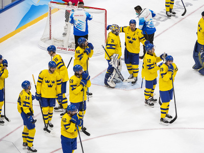 Na snímke smutní hokejisti Švédska po prehre v zápase olympijského turnaja v hokeji mužov o bronz Slovensko - Švédsko na ZOH 2022 v Pekingu 