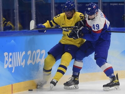 Na snímke sprava Samuel Takáč (Slovensko) a  Philip Holm (Švédsko) počas olympijského turnaja v hokeji mužov o bronz Slovensko - Švédsko na ZOH 2022 v Pekingu 