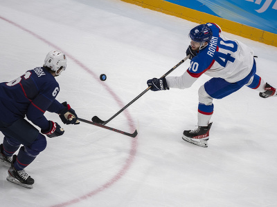 Na snímke zľava hráč USA Nick Perbix a hráč Slovenska Miloš Roman vo štvrťfinále olympijského turnaja v hokeji mužov USA - Slovensko na ZOH 2022 v Pekingu