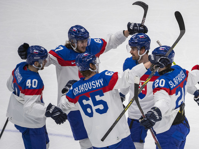 Na snímke hokejisti Slovenska oslavujú gól vo štvrťfinále olympijského turnaja v hokeji mužov USA - Slovensko na ZOH 2022 v Pekingu v stredu 16. februára 2022