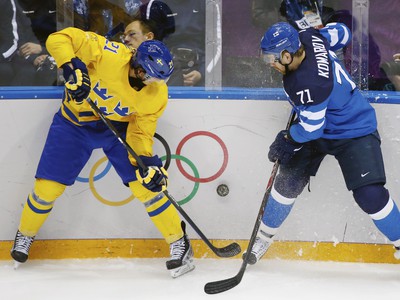 Švéd Loui Eriksson a Fín Leo Komarov v klasickom severskom derby, z ktorého vyšli tri korunky úspešnejšie.