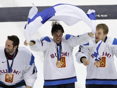Zľava: Niklas Backstrom, Sami Lepisto, Niklas Hagman. Fíni porazili Slovensko v boji o bronz na ZOH vo Vancouveri 2010.