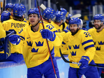 Hokejisti Švédska oslavujú gól