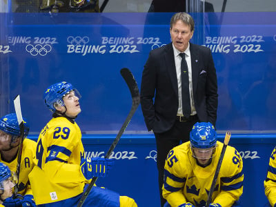 Na snímke hore hlavný tréner Švédska Johan Garpenlöv v hokeji mužov o bronz Slovensko - Švédsko na ZOH 2022 v Pekingu v sobotu 19. februára 2022