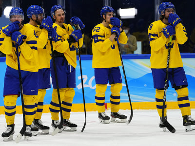 Na snímke hokejisti Švédska po prehre v zápase olympijského turnaja v hokeji mužov o bronz 