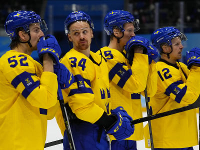 Na snímke hokejisti Švédska po prehre v zápase olympijského turnaja v hokeji mužov o bronz 