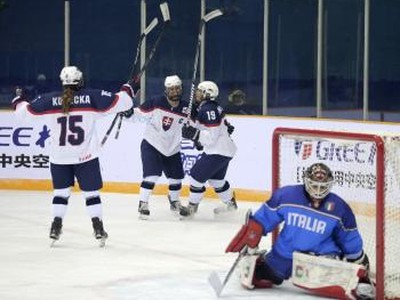 Slovenská hokejistka Miriam Mikesková (druhá sprava) sa teší so spoluhráčkami po strelení gólu proti Taliansku