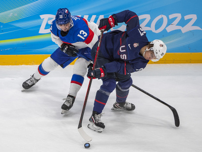 Na snímke zľava hráč Slovenska Tomáš Jurčo a hráč USA Matt Knies vo štvrťfinále olympijského turnaja v hokeji mužov USA - Slovensko na ZOH 2022 v Pekingu v stredu 16. februára 2022