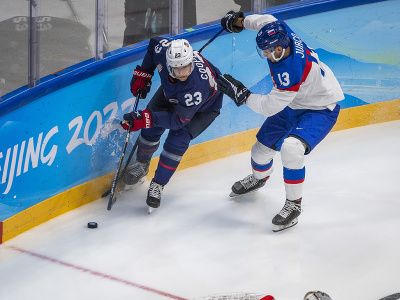 Na snímke zľava hráč USA Brian Cooper a hráč Slovenska Tomáš Jurčo vo štvrťfinále olympijského turnaja v hokeji mužov USA - Slovensko na ZOH 2022 v Pekingu