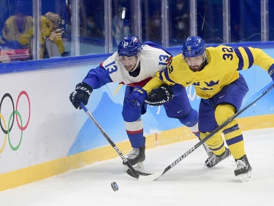 Na snímke vľavo Tomáš Jurčo (Slovensko) a vpravo Lukas Bengtsson (Švédsko) v zápase olympijského turnaja v hokeji mužov o bronz Slovensko - Švédsko na ZOH 2022 v Pekingu