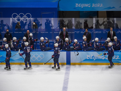 Na snímke hráči USA oslavujú gól vo štvrťfinále olympijského turnaja v hokeji mužov USA - Slovensko na ZOH 2022 v Pekingu v stredu 16. februára 2022