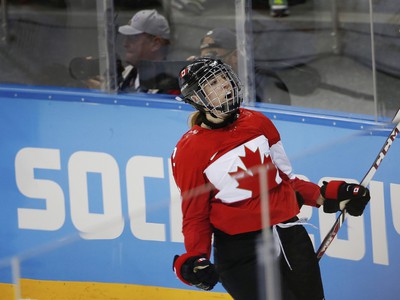 Meghan Agosta-Marcianová zo ženského kanadského hokejové tímu oslavuje gól.