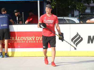 Adam Ružička počas hokejbalového zápasu roti tímu HBK Vrakuňa