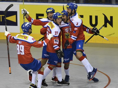 Na snímke radosť hráčov Česka po úvodnom góle
