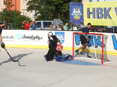 Filip Krivošík za bránkou s loptičkou na hokejke