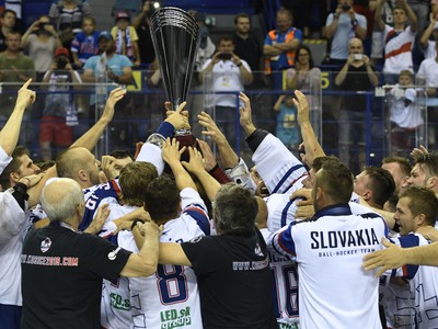 Slovenskí hokejbalisti s víťaznou trofejou