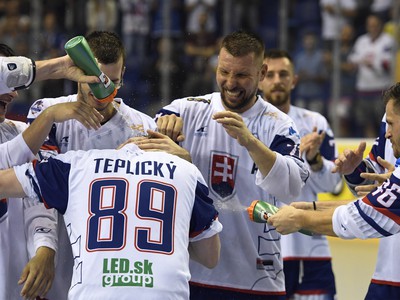 Víťazné oslavy slovenských hokejbalistov po zisku zlata