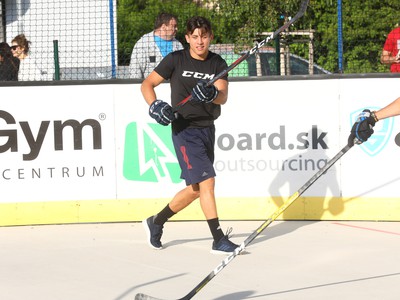 Martin Fehérváry počas hokejbalového zápasu proti HBK Vrakuňa