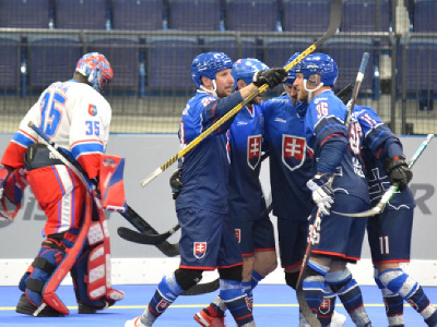 Slovenskí hokejbalisti sa radujú z gólu