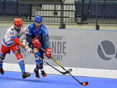 Na snímke vpravo slovenský hokejbalista Adam Fumač počas zápasu MS v hokejbale Slovensko - Haiti v kanadskom Montreale