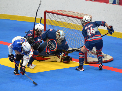 Slovenská hokejbalistka Nikola Nemčeková (vľavo) strieľa gól do siete USA v zápase MS 2022 v hokejbale Slovensko - USA v kanadskom Montreale
