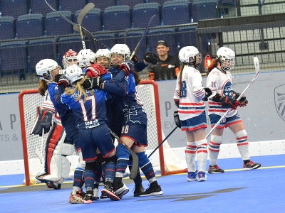 Na snímke radosť slovenských hokejbalistiek po zápase Slovensko - USA o bronz na MS v hokejbale v kanadskom Montreale 27. júna 2022.