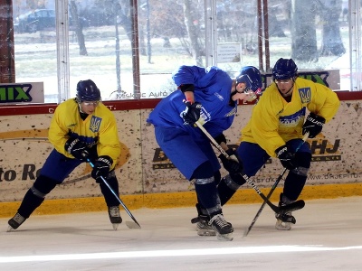 Ukrajinskí hokejisti počas tréningu