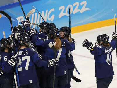 Fínske hokejisky oslavujú triumf nad Japonskom