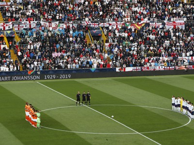 Hráči počas minúty ticha na pamiatku zosnulého bývalého prezidenta UEFA Lennarta Johanssona