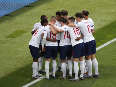 Hráči Anglicka oslavujú gól v zápase semifinále Ligy národov