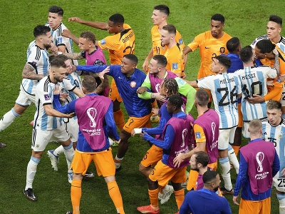 Holandskí (oranžové dresy) a argentínski futbalisti počas potýčky vo štvrťfinálovom zápase Holandsko - Argentína