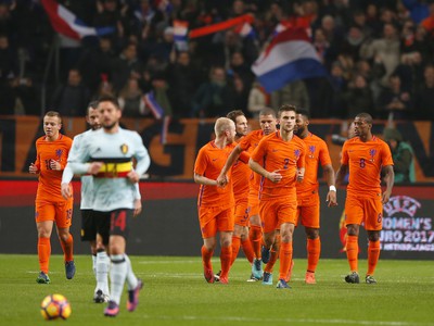 Holandskí futbalisti oslavujú vedúci gól