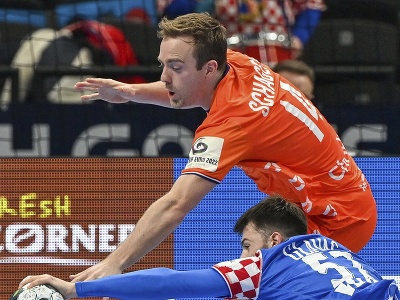 Hráč Chorvátska Filip Glavaš a hore hráč Holandska Bobby Schagen