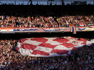 Fanúšikovia Chorvátska povzbudzujú na tribúne počas semifinále Ligy národov vo futbale Holandsko - Chorvátsko na štadióne De Kuip v Rotterdame