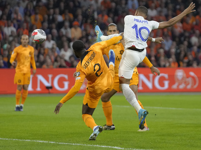 Francúzsky hráč Kylian Mbappé (vpravo) strieľa úvodný gól