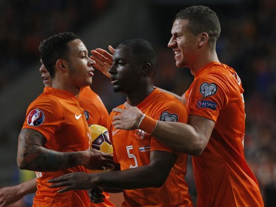 Memphis Depay, Jetro Willems a Jeffrey Bruma oslavujú gól Holandska