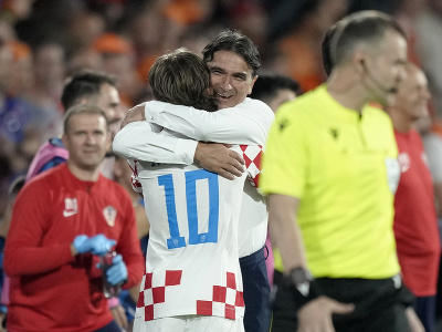 Tréner Zlatko Dalič a Luka Modrič oslavujú postup do finále Ligy národov
