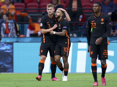 Holandskí futbalisti Memphis Depay (upostred), Matthijs de Ligt (vľavo) a Denzel Dumfries sa tešia po strelení gólu počas zápasu základnej F-skupiny Severné Macedónsko - Holandsko