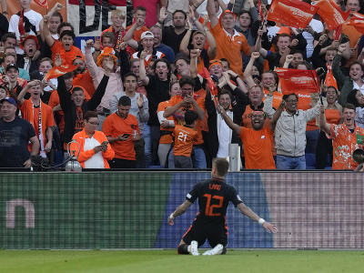 Holandský útočník Noa Lang oslavuje gól pred sektorom domácich fanúšikov
