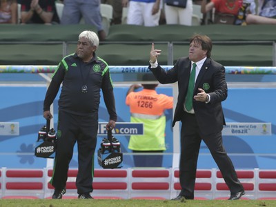 Miguel Herrera (vpravo) na lavičke Mexika