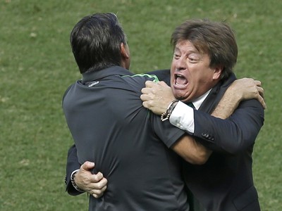 Mexický tréner Miguel Herrera (vpravo) oslavuje vedúci gól svojho tímu