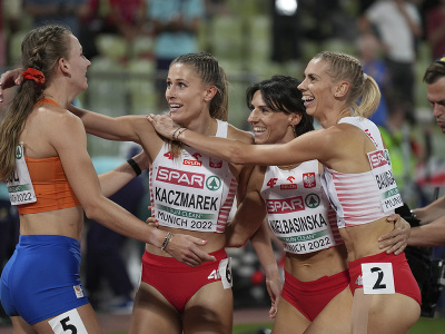 Femke Bolová sa raduje z triumfu s poľskými atlétkami