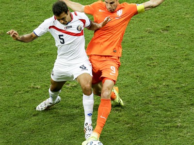 Celso Borges a Robin van Persie