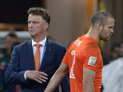 Smoliar Ron Vlaar a tréner Louis Van Gaal po nešťastnom penaltovom rozstrele