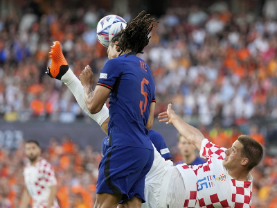 Vpravo hráč Chorvátska Mario Pašalič kope do tváre hráča Holandska Nathana Akého pri hlavičkovaní